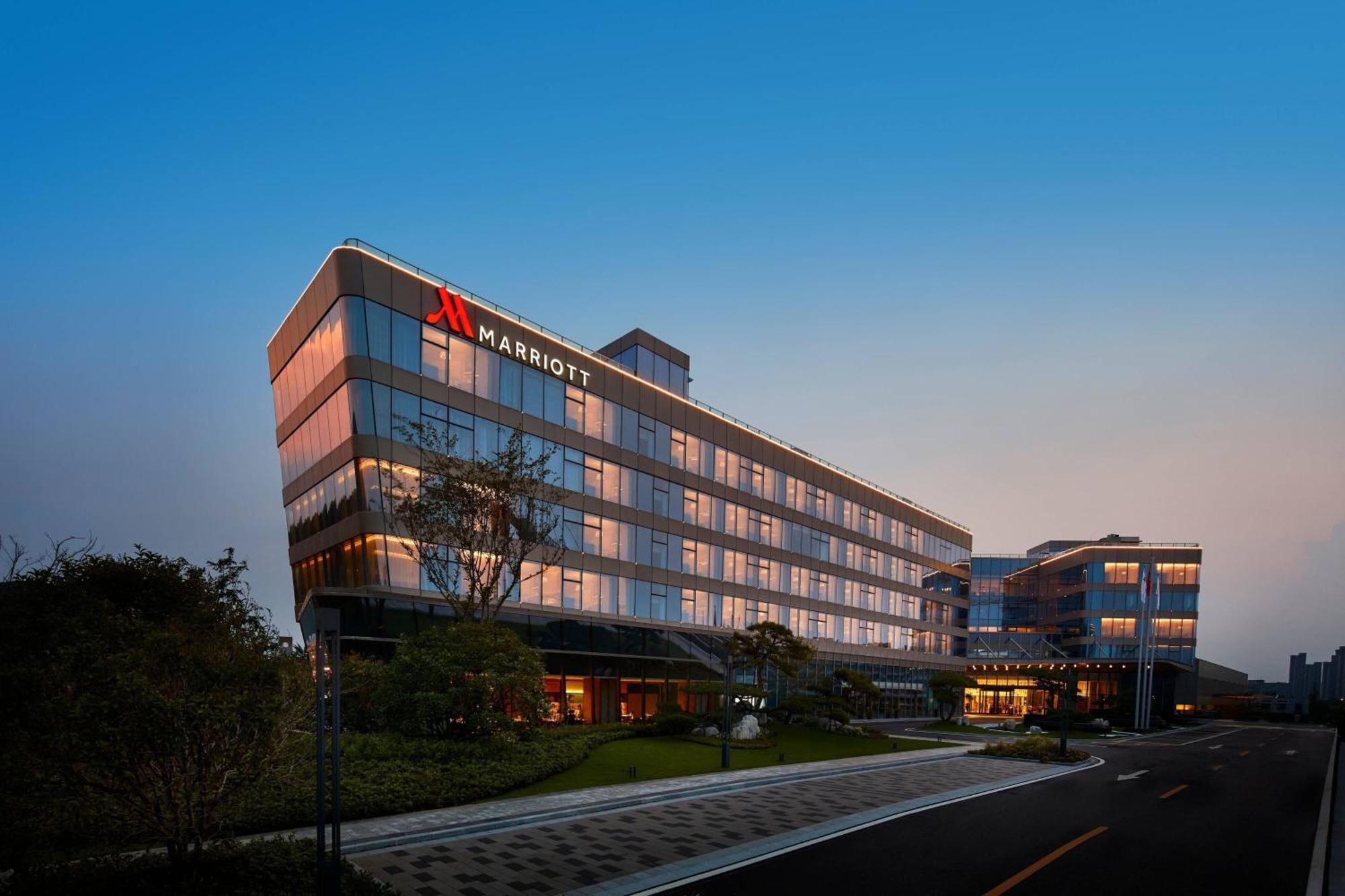Xuzhou Marriott Hotel Lakeview Exterior photo